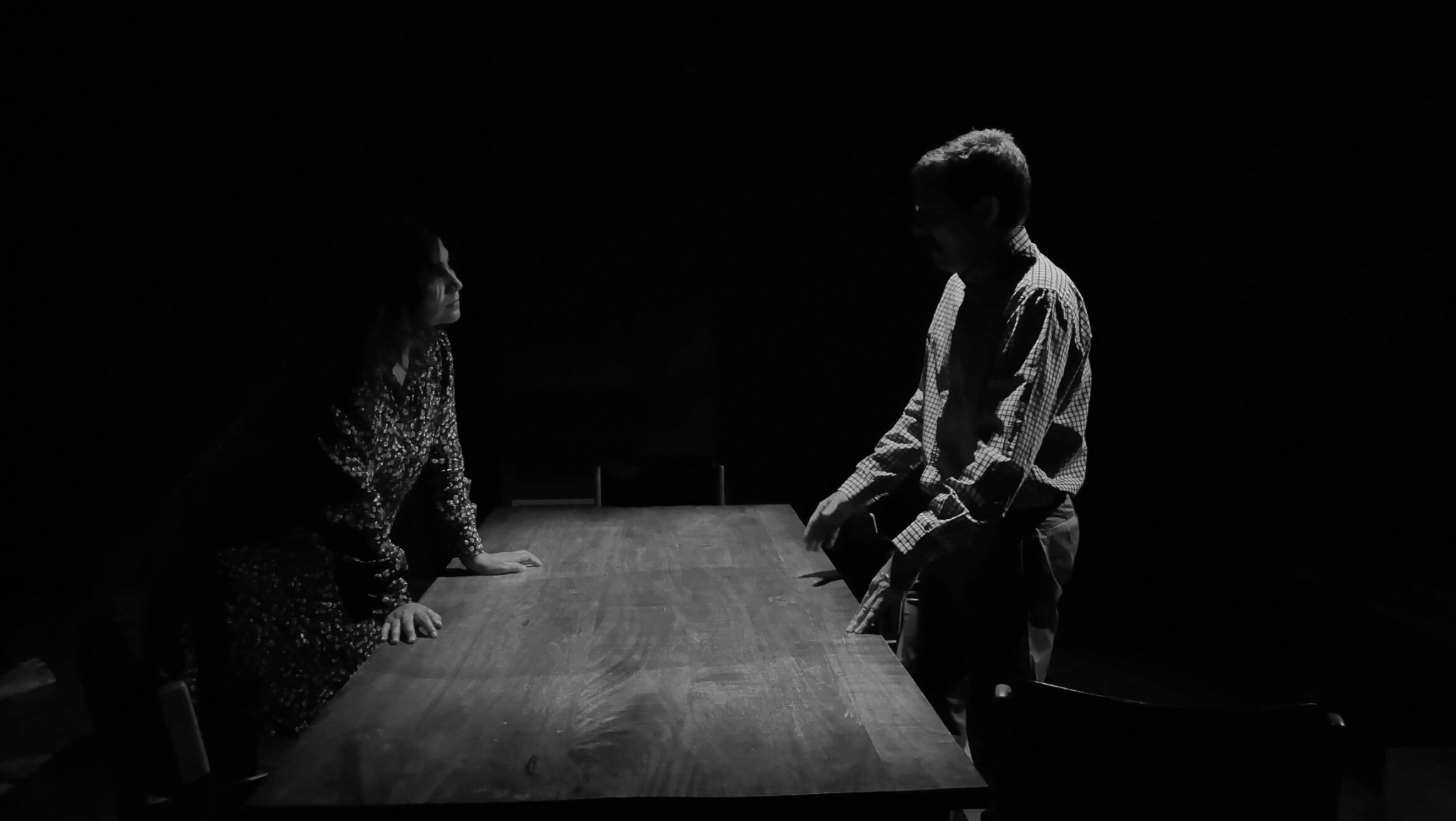 Una y Ray frente a frente en una mesa en Blackbird